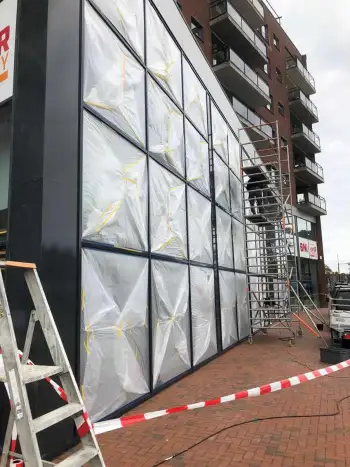 In Stadskanaal kozijnen van winkelpand voorzien van nanocoating