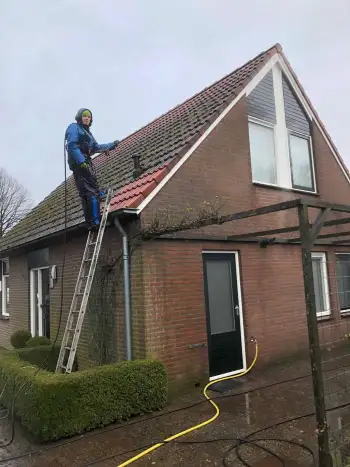 In Vledderveen een pannendak geheeld schoon gespoten