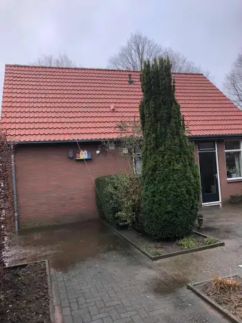 In Vledderveen een pannendak geheeld schoon gespoten