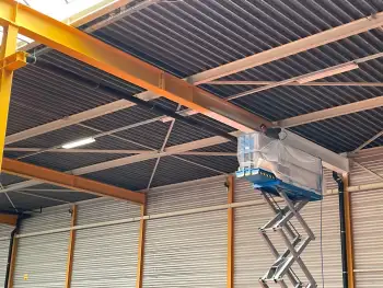 Brandwerende coating Nullifire aangebracht op staalconstructie in een afhaalcentrum te Heerenveen