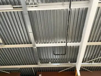 Brandwerende coating Nullifire aangebracht op staalconstructie in een afhaalcentrum te Heerenveen