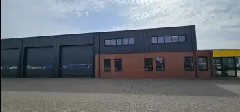 Velgsib - bedrijfspand coaten in Stadskanaal doormiddel van coating op de gevel spuiten.
