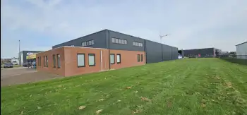 Velgsib - bedrijfspand coaten in Stadskanaal doormiddel van coating op de gevel spuiten.