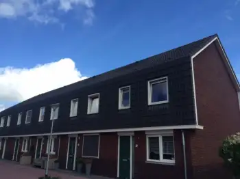 Voor een opdrachtgever hebben we 2300 nokpannen op bestaande woningen van een coating voorzien