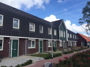 Voor een opdrachtgever hebben we 2300 nokpannen op bestaande woningen van een coating voorzien Voor een opdrachtgever hebben we 2300 nokpannen op bestaande woningen van een coating voorzien